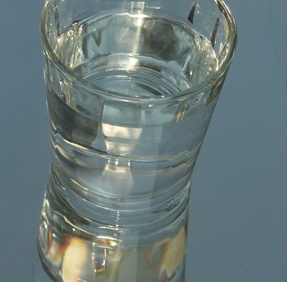 Glass mit wasaser aus dem hauseigenen wasserwerk